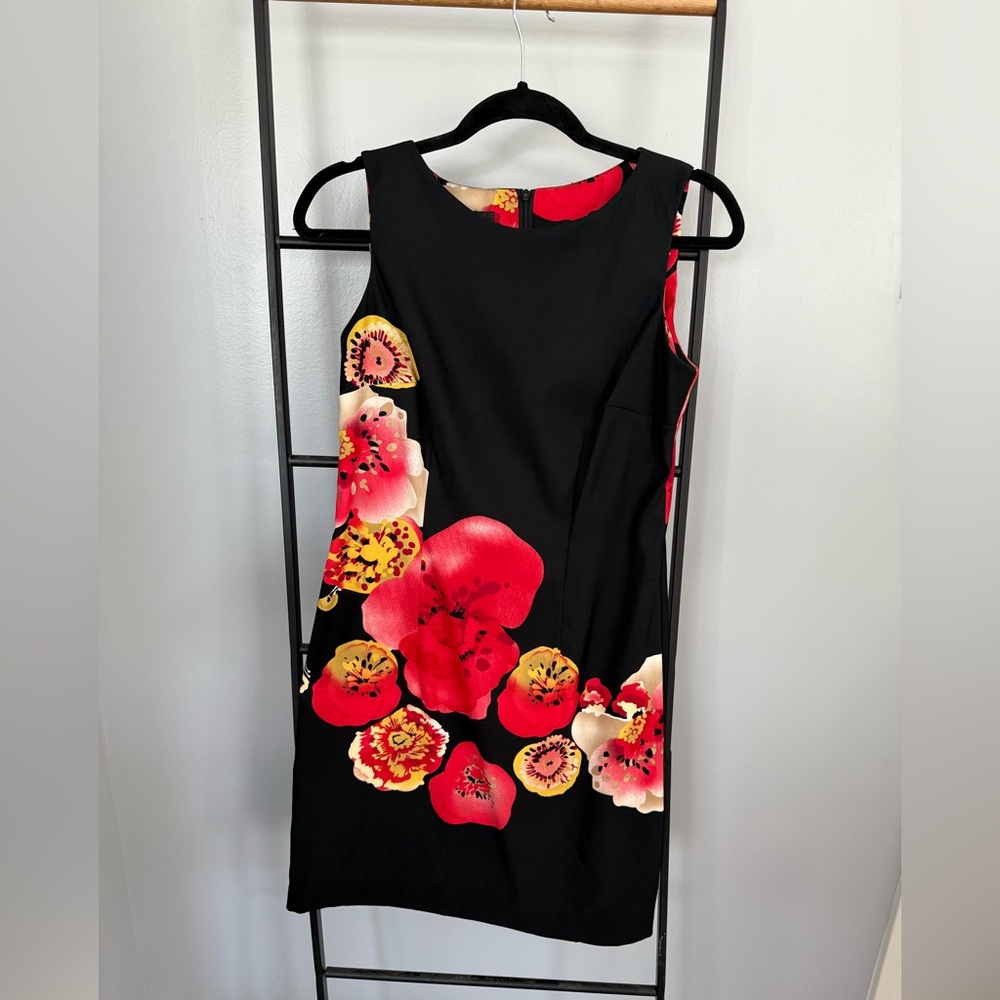 Chic sleeveless sheath dress featuring a bold floral design.